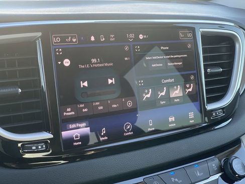 Used 2023 Chrysler Pacifica Touring-L FWD image 11