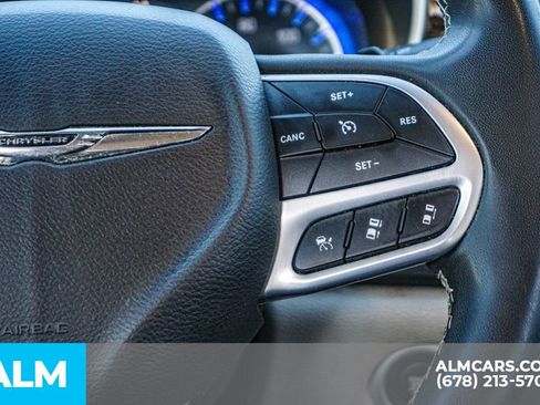 Used 2023 Chrysler Pacifica Limited image 32