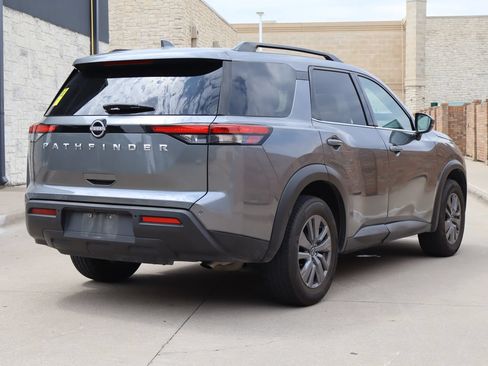Used 2025 Nissan Pathfinder SV FWD image 3
