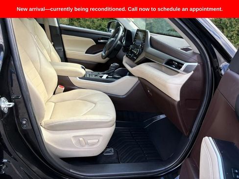 Used 2021 Toyota Highlander XLE image 19