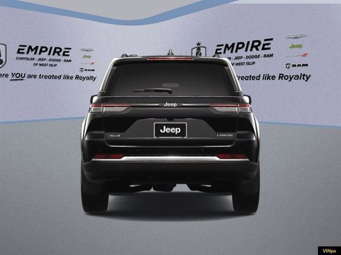 Used 2025 Jeep Grand Cherokee Laredo X image 8