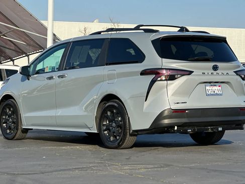 Used 2025 Toyota Sienna XLE Woodland Edition image 7