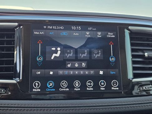 Used 2018 Chrysler Pacifica Limited w/ Tire & Wheel Group FWD image 12
