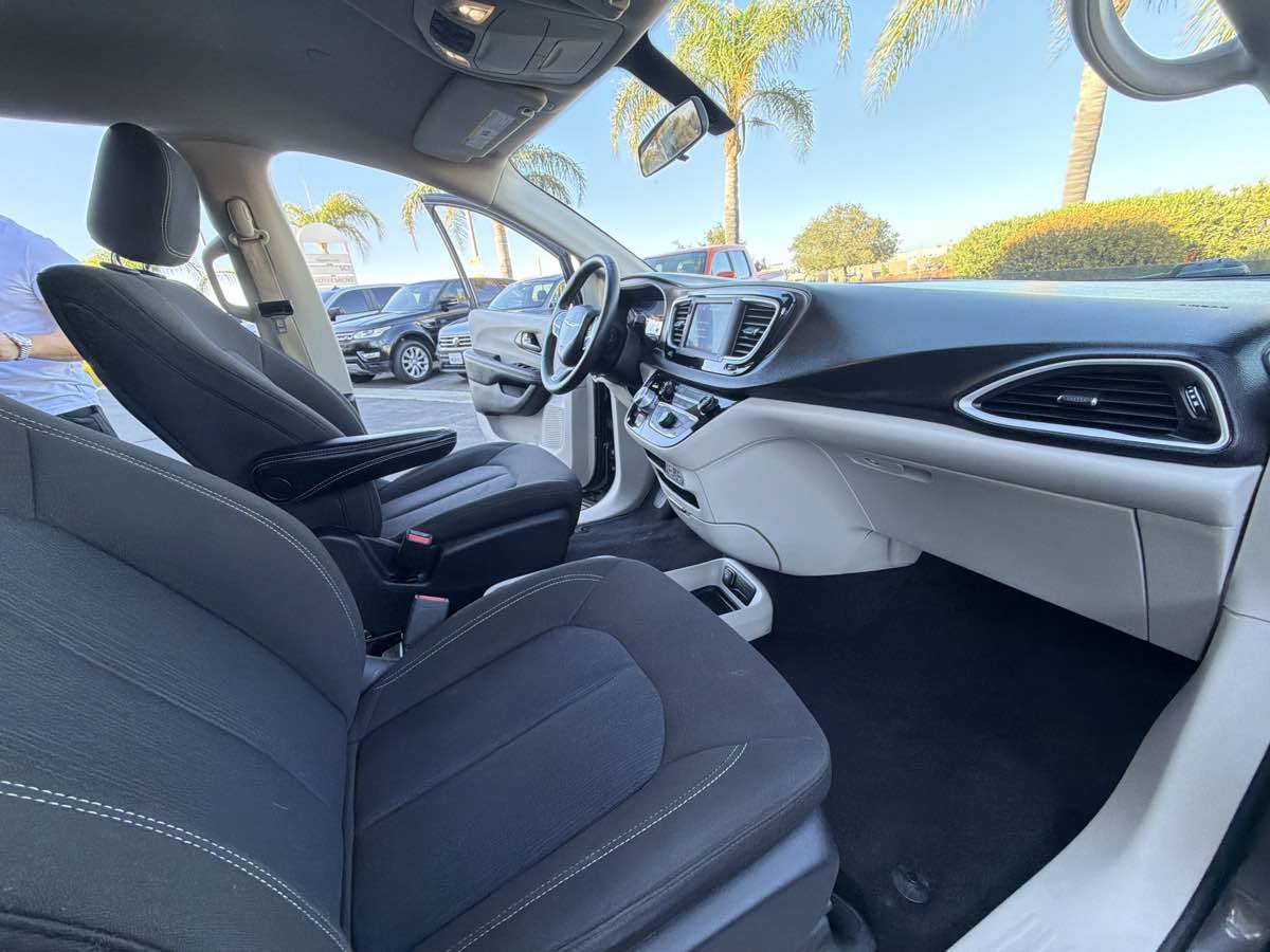 Used 2022 Chrysler Voyager LX FWD image 20