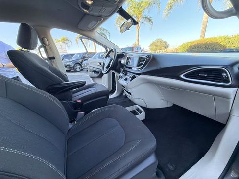 Used 2022 Chrysler Voyager LX FWD image 20