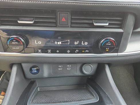 Certified 2025 Nissan Rogue SV FWD image 25