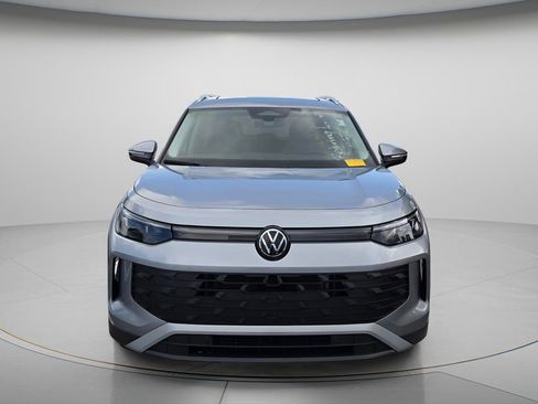 Used 2025 Volkswagen Tiguan SE w/ Panoramic Sunroof Package AWD/4WD image 3