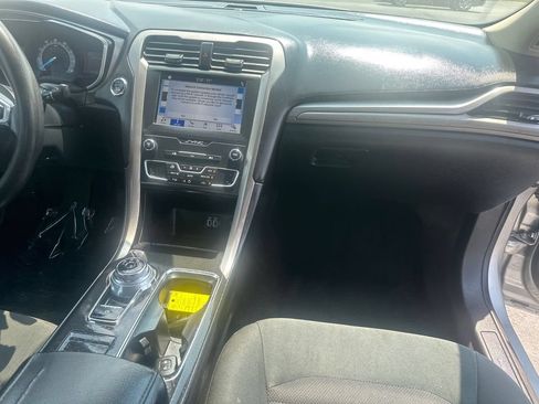 Used 2019 Ford Fusion SE FWD image 11