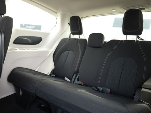 Used 2023 Chrysler Voyager LX image 12