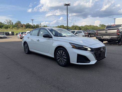 Used 2025 Nissan Altima 2.5 SV FWD image 3