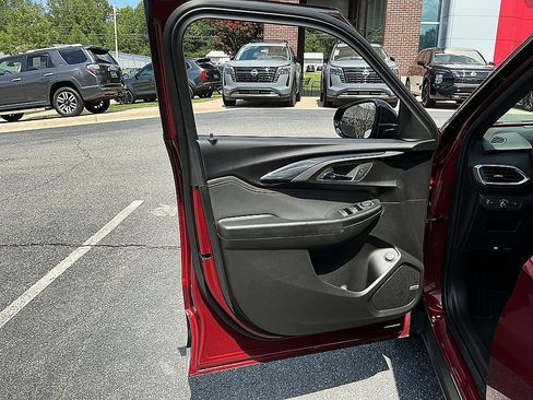 Used 2023 Chevrolet TrailBlazer RS w/ Sun and Liftgate Package FWD image 11