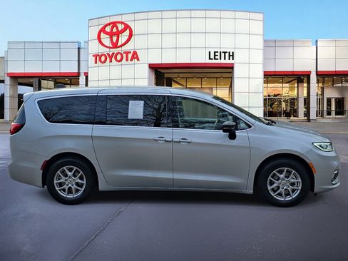 Used 2024 Chrysler Pacifica Touring-L image 4