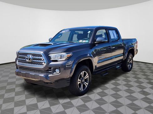 Used 2017 Toyota Tacoma TRD Sport w/ Tow Package (A/T) AWD/4WD image 2