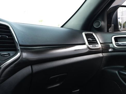 Used 2020 Jeep Grand Cherokee Laredo RWD image 24