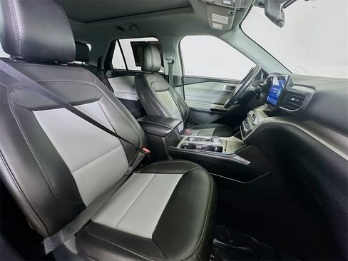 Used 2022 Ford Explorer XLT w/ Equipment Group 202A image 12
