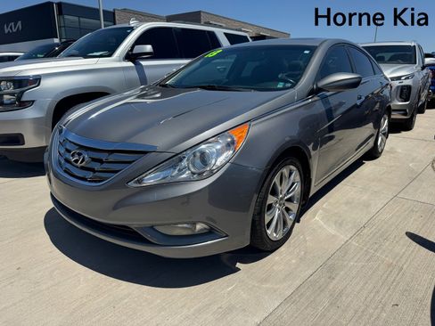 Used 2013 Hyundai Sonata SE w/ Navigation & Sunroof Pkg FWD image 2