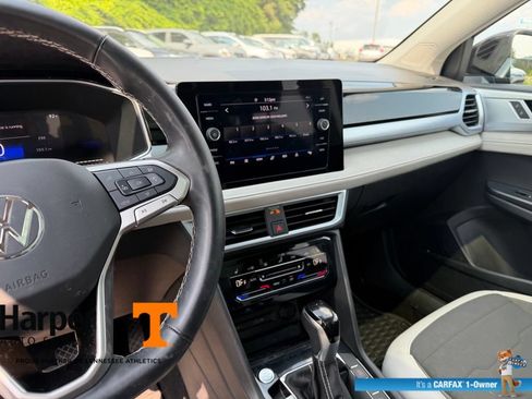 Used 2025 Volkswagen Taos SE w/ Panoramic Sunroof Package FWD image 15