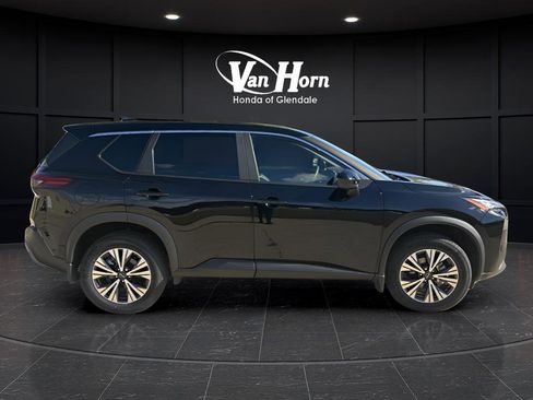 Used 2023 Nissan Rogue SV image 2