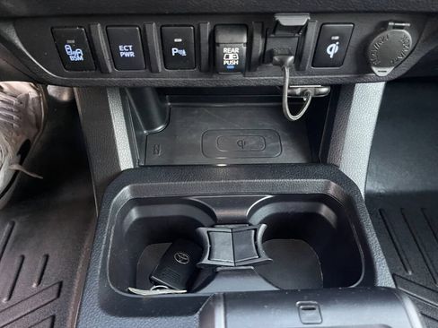 Used 2021 Toyota Tacoma TRD Off-Road w/ Technology Package AWD/4WD image 13