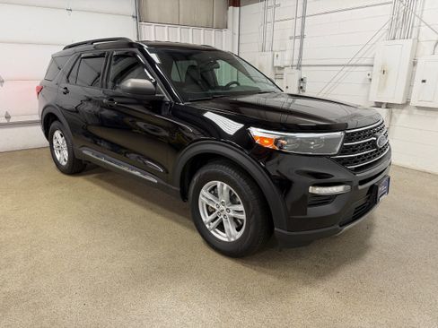 Certified 2020 Ford Explorer XLT w/ Equipment Group 202A image 4
