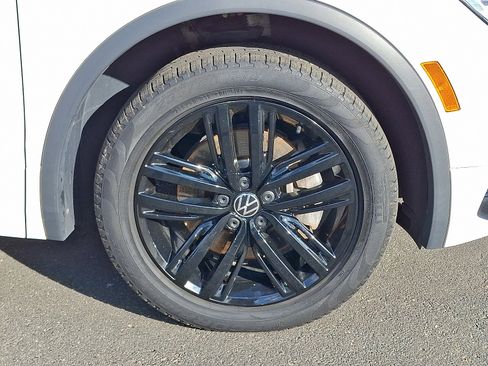 Used 2022 Volkswagen Tiguan SE R-Line image 8