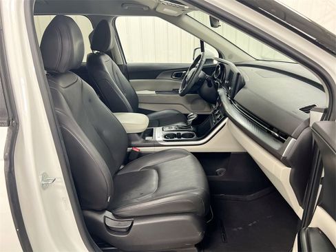 Used 2024 Kia Carnival LX image 21