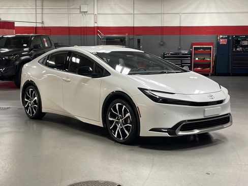 Used 2025 Toyota Prius Plug-In Hybrid FWD image 2