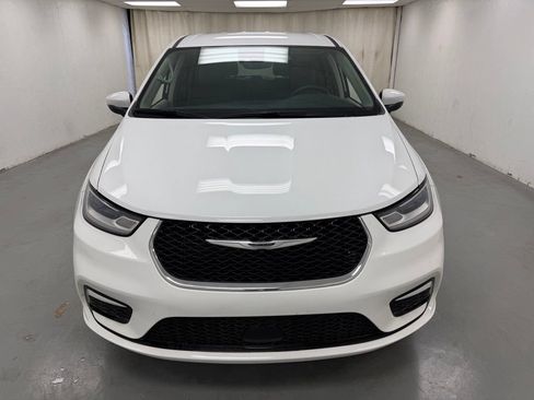 Used 2023 Chrysler Pacifica Touring-L FWD image 9