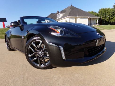Used 2019 Nissan 370Z Roadster RWD image 8