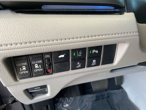 Used 2018 Honda Odyssey Elite image 17