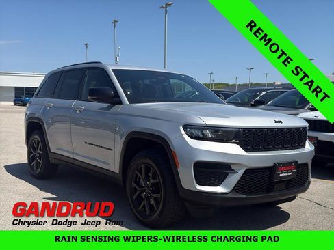 Used 2025 Jeep Grand Cherokee Altitude AWD/4WD image 1