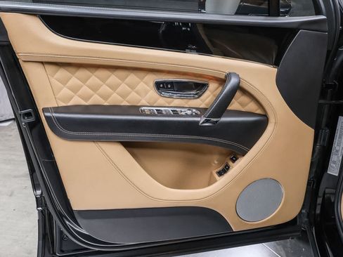 Used 2018 Bentley Bentayga AWD/4WD image 26