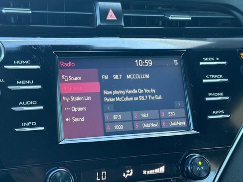 Used 2018 Toyota Camry SE w/ Moonroof Package FWD image 17