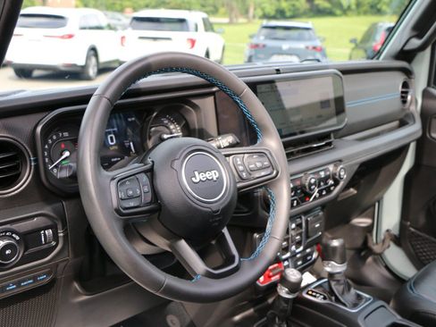 Used 2024 Jeep Wrangler Unlimited Rubicon 4xe AWD/4WD image 15