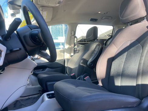 Used 2023 Chrysler Voyager LX FWD image 5