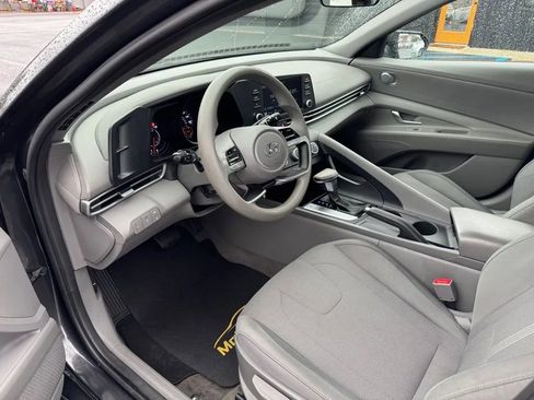 Used 2021 Hyundai Elantra SE w/ Cargo Package image 5