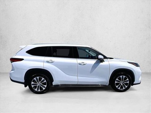 Used 2022 Toyota Highlander XLE AWD/4WD image 5
