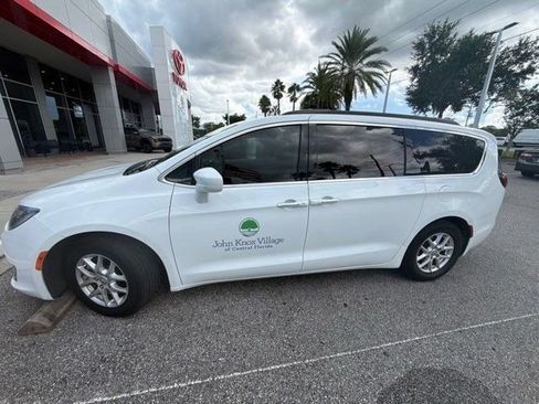 Used 2020 Chrysler Pacifica Touring FWD image 5