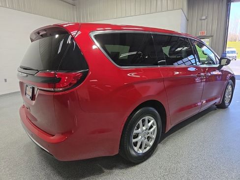 Used 2025 Chrysler Pacifica Select FWD image 5