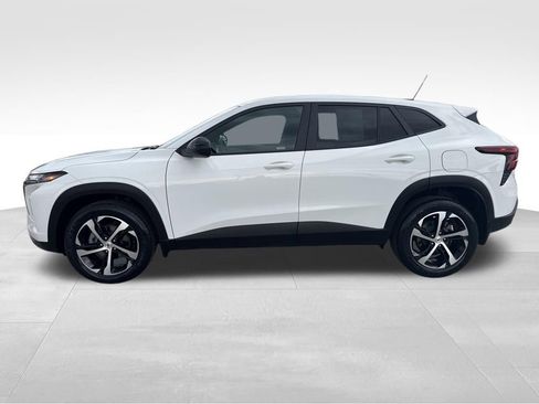 Used 2024 Chevrolet Trax RS w/ Driver Confidence Package FWD image 3