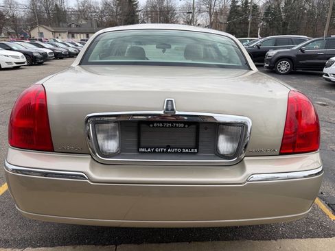 Used 2006 Lincoln Town Car Signature image 4