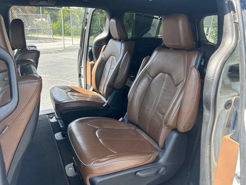 Used 2021 Chrysler Pacifica Limited w/ Uconnect Theater Family Group FWD image 21
