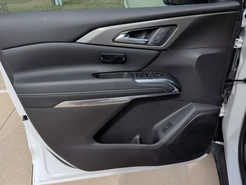 Used 2025 Chevrolet Traverse LT w/ Driver Confidence Package image 10