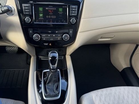 Used 2018 Nissan Rogue SV w/ Sun & Sound Touring Package image 17