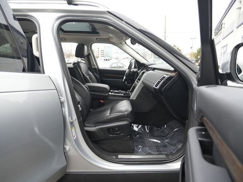 Used 2018 Land Rover Discovery HSE image 37