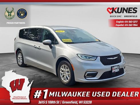 Used 2023 Chrysler Pacifica Touring-L FWD image 1