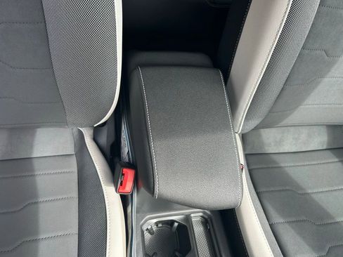 New 2025 Volkswagen Taos SE w/ Panoramic Sunroof Package image 34