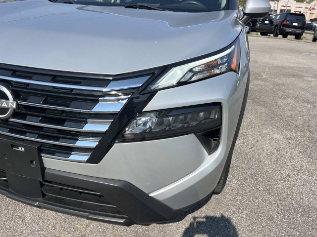 Used 2024 Nissan Rogue SV FWD image 9
