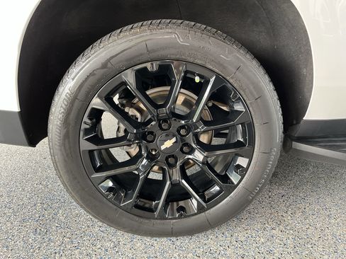 Used 2024 Chevrolet Suburban LT w/ Luxury Package RWD image 35