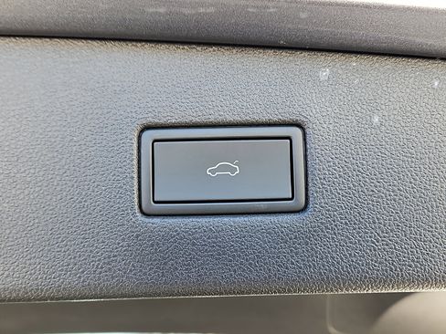 Certified 2022 Volkswagen Tiguan SE image 7